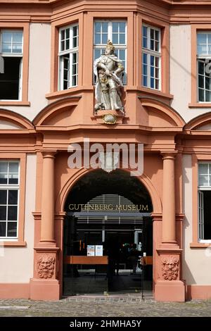 Allemagne, Rhénanie-Palatinat, Mayence, Vieille ville, Musée Gutenberg, Façade, entrée, figure portail, empereur romain, détail Banque D'Images