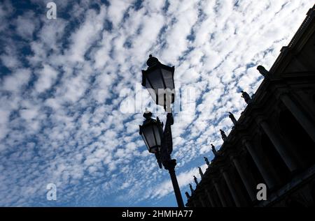 Munich, Allemagne. 10th févr. 2022. Le ciel bleu est visible au-dessus de la résidence dans le centre-ville. Credit: Sven Hoppe/dpa/Alay Live News Banque D'Images