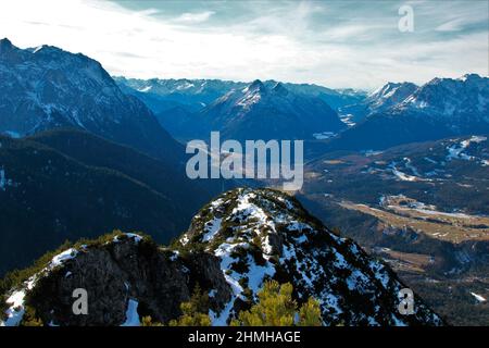 Randonnée d'hiver jusqu'au Signalkopf (1895 mètres) avec vue sur le Karwendel depuis la gauche, l'Arnspitzen au milieu et les montagnes Wetterstein en premier plan Mittenwald, Europe, Allemagne, Bavière, haute-Bavière, Vallée d'Isar, Krün Banque D'Images