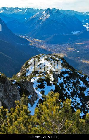Randonnée d'hiver au Signalkopf (1895 mètres) avec vue sur la vallée de l'Isar sur Mittenwald en arrière-plan les montagnes de Wetterstein, Europe, Allemagne, Bavière, haute-Bavière, Vallée d'Isar, Krün Banque D'Images