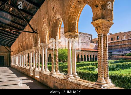 Cloître avec jardin du monastère de Benedettino à la cathédrale, Monreale, Sicile, Italie Banque D'Images