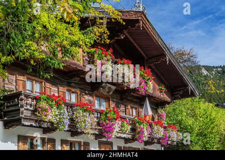 Maison de campagne typique de la haute-Bavière avec des fleurs à Birkenstein, district de Fischbachau, Leitzachtal, haute-Bavière, Bavière, Allemagne Banque D'Images