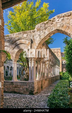 Cloître de l'église de San Giovanni degli Eremiti, Palerme, Sicile, Italie Banque D'Images