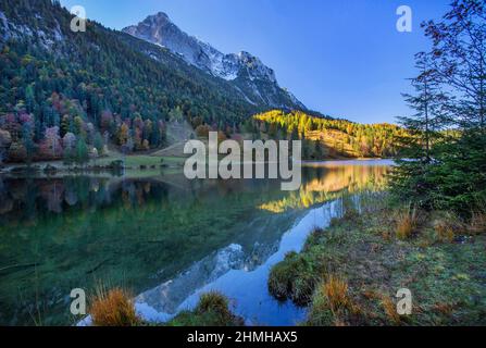 Ferchensee contre Wettersteinspitze 2257m, Mittenwald, Loisachtal, Werdenfelser Land, haute-Bavière, Bavière, Allemagne Banque D'Images