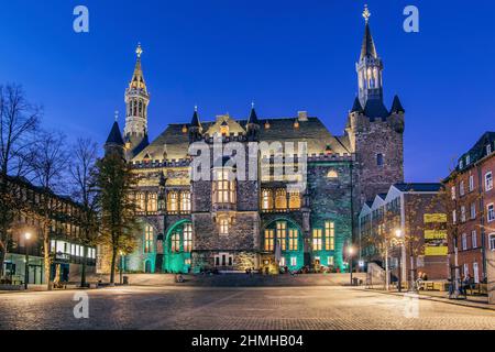 Katschhof avec vue sud de la mairie gothique la nuit, Aix-la-Chapelle, Rhénanie-du-Nord-Westphalie, Allemagne Banque D'Images