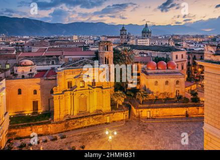 Piazza Bellini avec les églises de Santa Maria dell'Ammiraglio (Eglise Admiral) et de San Cataldo au crépuscule, Palerme, Sicile, Italie Banque D'Images