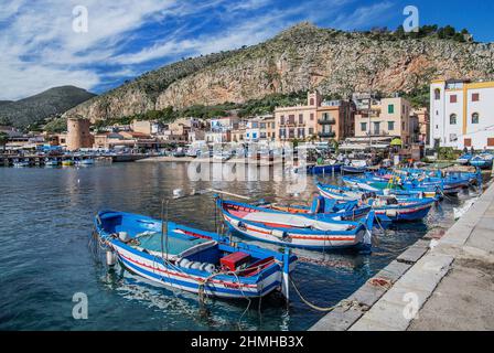 Port de pêche avec bateaux de pêche dans la station balnéaire de Mondello, quartier de Palerme, Sicile, Italie Banque D'Images