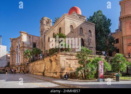 Piazza Bellini avec les églises de Santa Maria dell'Ammiraglio (Eglise Admiral) et de San Cataldo, Palerme, Sicile, Italie Banque D'Images