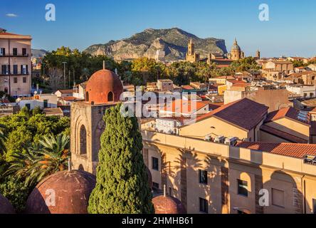 Eglise de San Giovanni degli Eremiti contre la cathédrale et Monte Pellegrino, Palerme, Sicile, Italie Banque D'Images