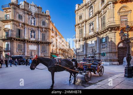 Calèche sur la Piazza Villena (Quattro Canti) avec fontaine dans le centre de la vieille ville, Palerme, Sicile, Italie Banque D'Images