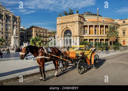 Calèche en face du théâtre Politeama Garibaldi sur la Piazza Ruggero Settimo, Palerme, Sicile, Italie Banque D'Images