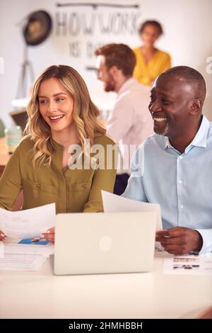 Groupe de collègues d'affaires ayant une réunion informelle autour de la table dans le café du bureau Banque D'Images