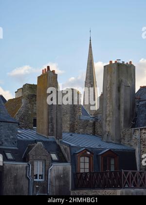 La flèche de la cathédrale Saint-Vincent à Saint-Malo dans le département Ill-et-Vilaine. Le port de la ville est le plus important sur la côte nord de la Bretagne. Banque D'Images