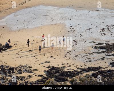 Beach volley joueurs sur la plage de Saint-Malo dans le département Ill-et-Vilaine. Le port de la ville est le plus important sur la côte nord de la Bretagne. Banque D'Images