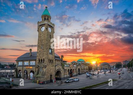 Bâtiment Landungsbruecken à Hambourg, en Allemagne, au coucher du soleil Banque D'Images