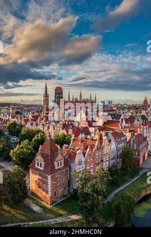 Vue aérienne sur la vieille ville avec de beaux bâtiments colorés à Gdansk, en Pologne Banque D'Images