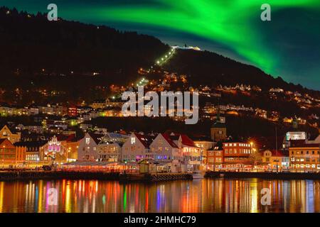 Bergen la nuit avec vue sur le funiculaire de Fløibanen, lumières du nord Banque D'Images