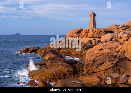 Phare hommes Ruz et côte rocheuse à Ploumanac'h dans la lumière du soir, Côte de granit Rose, France, Bretagne, département des Côtes d'Armor, près de Perros-Guirec Banque D'Images