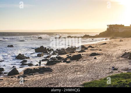 Coucher de soleil, pêcheurs à la ligne, Keurboomstrand, Plettenberg Bay, Océan Indien, Afrique du Sud, Afrique Banque D'Images