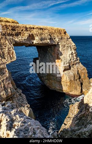 Au bout d'un petit canyon sur la côte nord-ouest de Gozo se trouve l'arche de roche Wied il-MielaÄ§ Banque D'Images