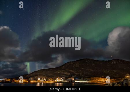 Aurores boréennes sur la montagne Hillesoya sur l'île de Sommaroy en Norvège Banque D'Images