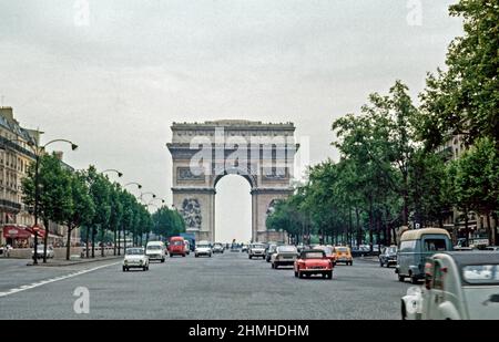 Circulation à l'Arc de Triomphe à Paris. Trafic de trains de banlieue le matin. Image d'archivage numérisée à partir d'un transparent ; 1972. Les images numérisées peuvent s'avérer un peu n Banque D'Images