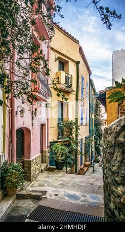 Allée du village à Collioure. Banque D'Images