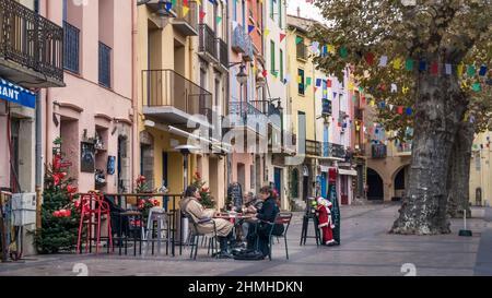 Café sur la place de la République à Collioure en hiver. Banque D'Images