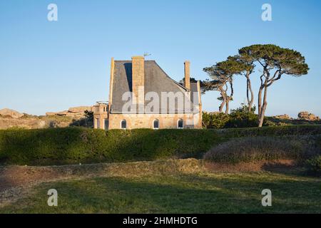 Maison pittoresque au soleil du soir près de Ploumanac'h dans les Côtes d'Armor en Bretagne Banque D'Images