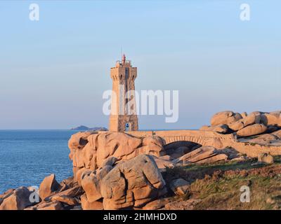 Phare de Ploumanac'h au soleil du soir sur la Côte de granit Rose dans les Côtes d'Armor en Bretagne. Le phare a été construit à partir du granit rose de la côte rocheuse et se fond harmonieusement avec les environs Banque D'Images