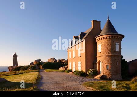 Mean Ruz maison et phare, Ploumanac'h, Côte de granit Rose, Côtes-d'Armor, Bretagne, France Banque D'Images