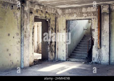 Ruines de construction inachevée d'un immeuble résidentiel de plusieurs étages Banque D'Images