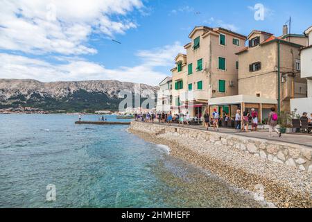 Croatie, baie de Kvarner, côte Adriatique, île de Krk, vue sur la station touristique Baska, vue sur la marina Banque D'Images