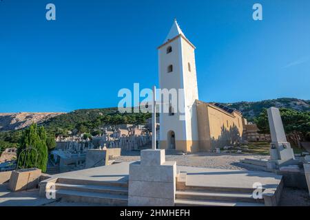 Baska, église Sveti Ivan (église Saint Ivan) après la reconstruction du clocher année 2019, île de Krk, baie de Kvarner, côte Adriatique, Croatie Banque D'Images