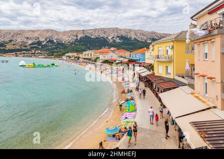 Croatie, baie de Kvarner, côte Adriatique, île de Krk, vue sur la station touristique Baska, vue sur la marina Banque D'Images