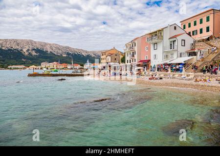 Croatie, baie de Kvarner, côte Adriatique, île de Krk, vue sur la station touristique Baska, vue sur la marina Banque D'Images