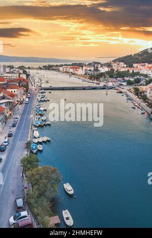 Croatie, Comté de Split Dalmatie, ville côtière d'omis, station balnéaire sur la côte adriatique à l'embouchure de la rivière Cetina Banque D'Images