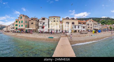 Croatie, baie de Kvarner, côte Adriatique, île de Krk, vue sur la station touristique Baska, vue sur la marina Banque D'Images