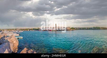 Croatie, baie de Kvarner, île de Krk, vue sur le port de plaisance et la vieille ville de Krk Banque D'Images