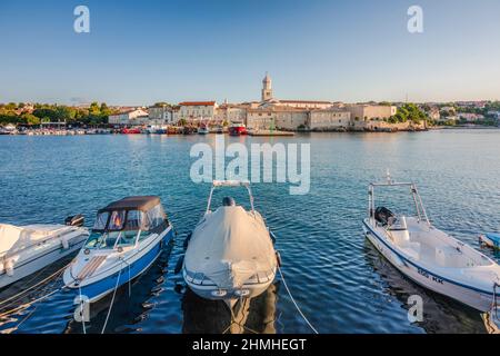 Croatie, baie de Kvarner, île de Krk, vue sur le port de plaisance et la vieille ville de Krk, bateaux amarrés dans le port Banque D'Images