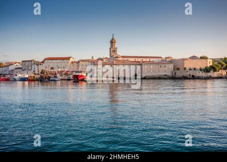 Croatie, baie de Kvarner, île de Krk, vue sur le port de plaisance et la vieille ville de Krk Banque D'Images