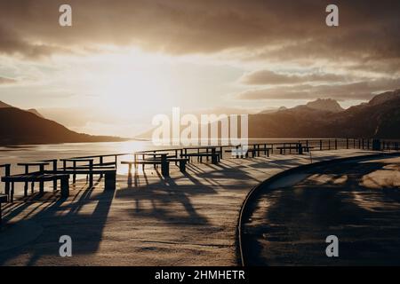 Soleil de l'après-midi, aire de repos, E10, Skreda, Offersøya, Offersøy, Vefsnfjorden, Lofoten, Norvège, Europe, Automne Banque D'Images