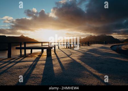 Soleil de l'après-midi, aire de repos, E10, Skreda, Offersøya, Offersøy, Vefsnfjorden, Lofoten, Norvège, Europe, Automne Banque D'Images