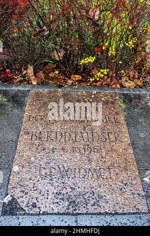 Plaque commémorative de Bernd Lünser, l'une des premières victimes du mur de Berlin qui est mort dans une tentative d'évasion à Bernauer Strasse, Mitte, Berlin Banque D'Images