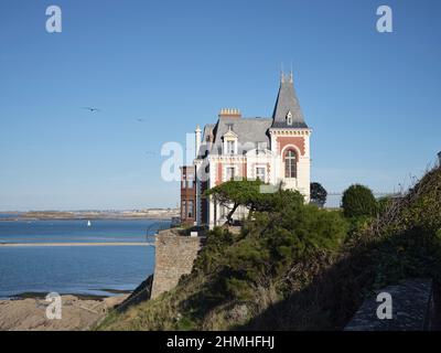 Légué à la ville de Dinard dans le département de la lle-et-Vilaine de Bretagne, le Villa roches brunes est situé sur le promontoire de la Malouine. La villa est maintenant utilisée pour diverses activités culturelles Banque D'Images
