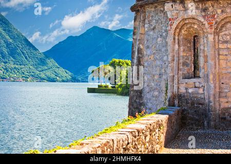 Église Chiesa di San Giacomo et vue sur le lac de Côme, Ossuccio en Lombardie, Italie Banque D'Images