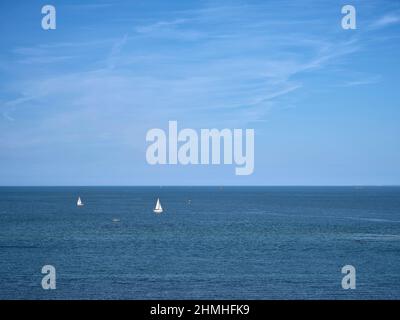 Bateaux à voile sur la mer en face du promontoire de Malouine à Dinard en Ille-et-Vilaine en Bretagne. Banque D'Images