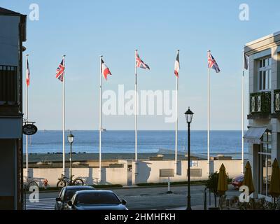 Drapeaux français et anglais à Dinard en Ille-et-Vilaine en Bretagne. Banque D'Images