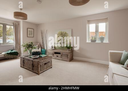 Newport, Essex - Mars 21 2019: Salon moderne de luxe dans toute nouvelle maison mise en scène avec des meubles chics. Banque D'Images