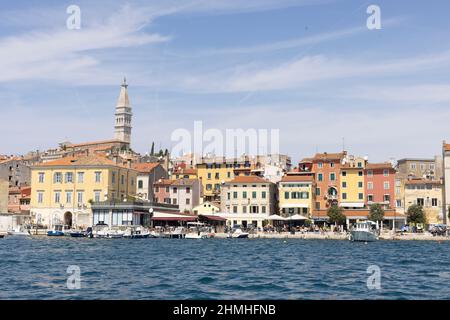 Vue de la mer sur la vieille ville et le port de Rovinj, Croatie Banque D'Images